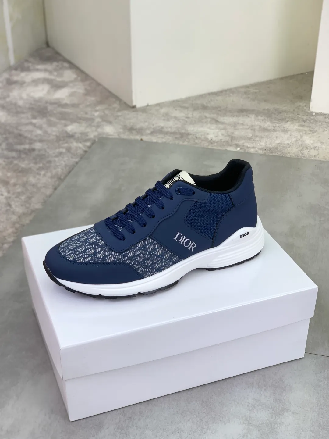 Men's shoes 💰P420 New Dior Chrono 2025 new product B30 series, in white and black fly woven series, decorated with computer-printed CD logo on both sides, star patch on the tongue and Dior logo on the heel, many details highlight the style. The interior is matched with the original color matching mesh, and the interior of the body is supported by low-temperature shaping sheets, and is filled with light feather cotton to keep the interior full and soft against the feet. The exclusive open-molded outsole adopts a one-piece molding process, so there is no need to worry about problems such as the opening and falling of sole decorative accessories. It is light and comfortable to wear, yet strong and wear-resistant. The two-color shoelaces are accessorized with exquisite metal five-pointed star pendants, creating a high-end, trendy and casual look at all times. Color: white black blue code number: 38-44 (45 customized)
